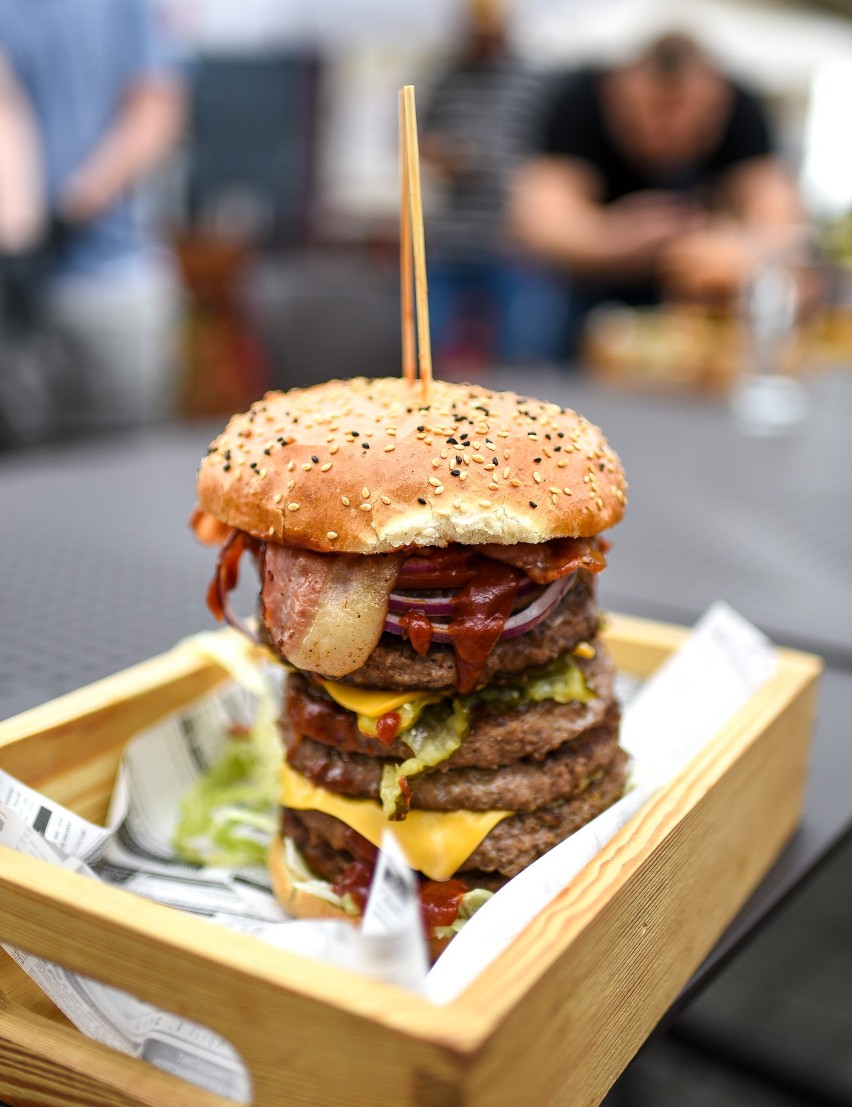 W Przemyślu odbyły się drugie mistrzostwa w jedzeniu burgerów na czas. Padł nowy rekord [ZDJĘCIA]