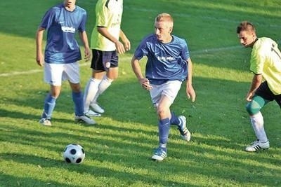 Pomocnik Watry Paweł Janasik (niebieska koszulka) walnie przyczynił się swoimi golami do liderowania klubu w IV lidze Fot. Zdzisław Karaś