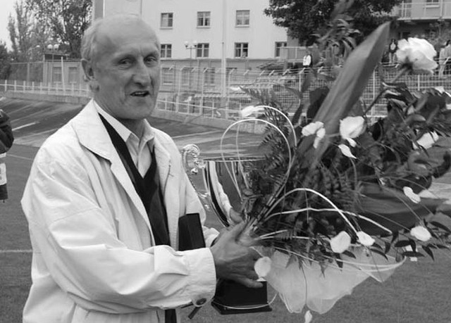 W 2009 roku Zdzisław Miłkowski odbierał kwiaty za 50 lat pracy w Broni Radom