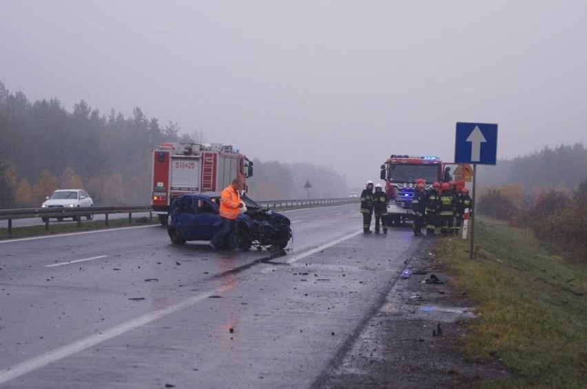 Śmiertelny wypadek pod Radomskiem. Nie żyje mężczyzna. 4 osoby ranne [ZDJĘCIA, FILM]