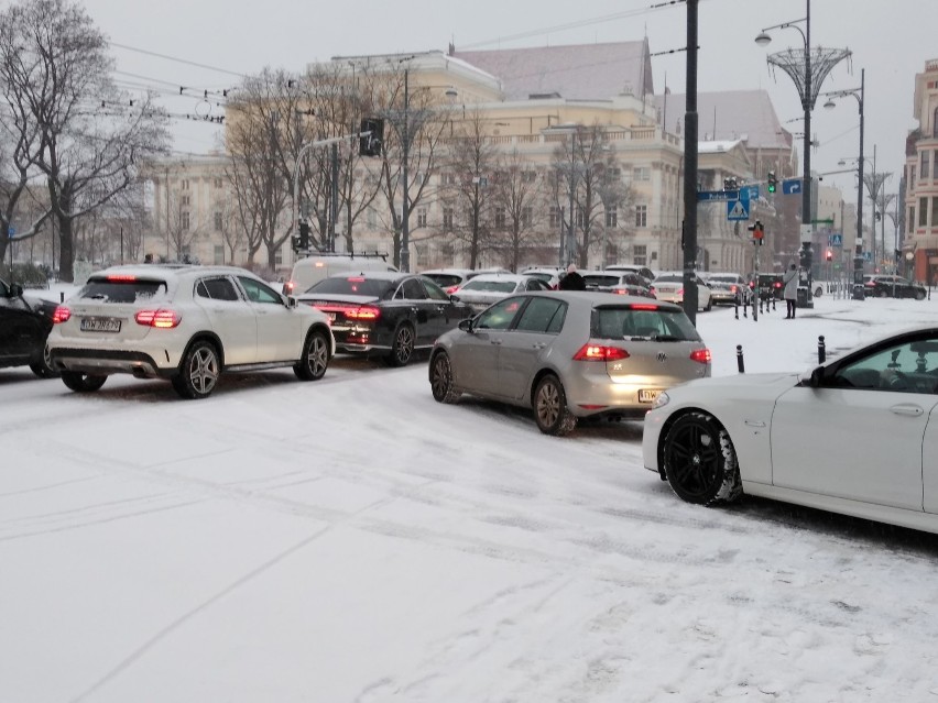 Wrocław zaskoczony zimą. Ulice i chodniki jak lodowisko (ZDJĘCIA)