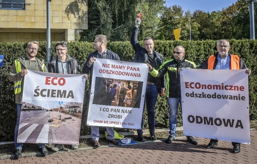 Kto powinien pokrywać koszty usuwania z dróg skutków kolizji i wypadków? Protest pod siedzibą Sopockiego Towarzystwa Ubezpieczeń Ergo Hestia