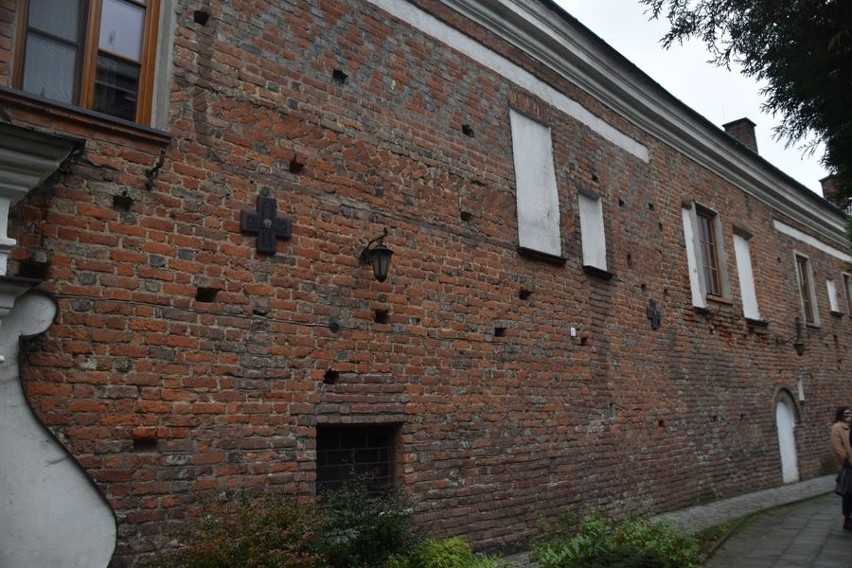 Na ścianie XV-wiecznego budynku klasztornego w Przeworsku...