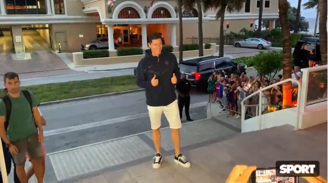 Robert Lewandowski przed hotelem Conrad Fort Lauderdale, centrum zgrupowania Barcelony w Miami na Florydzie