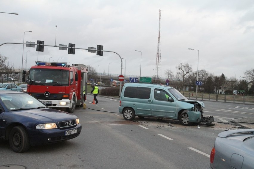 Wypadek na skrzyżowaniu Strzegomskiej i Nowodworskiej,...