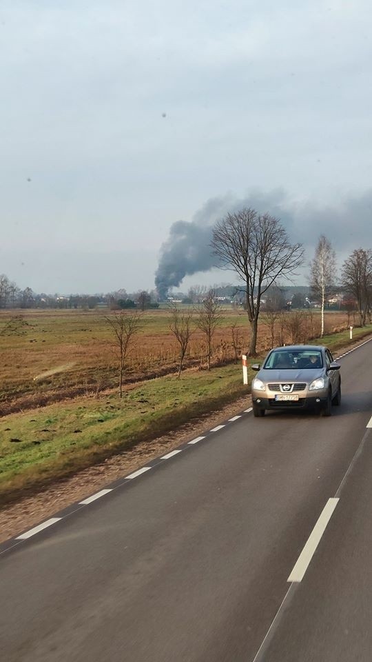 Dobrzyniewo Duże: Pożar na terenie firmy AMBIT. Na złomowisku spaliło się 20 pojazdów [ZDJĘCIA]