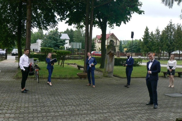 Uczniowie Zespołu Szkół imienia Korpusu Ochrony Pogranicza przed wejściem na egzamin.