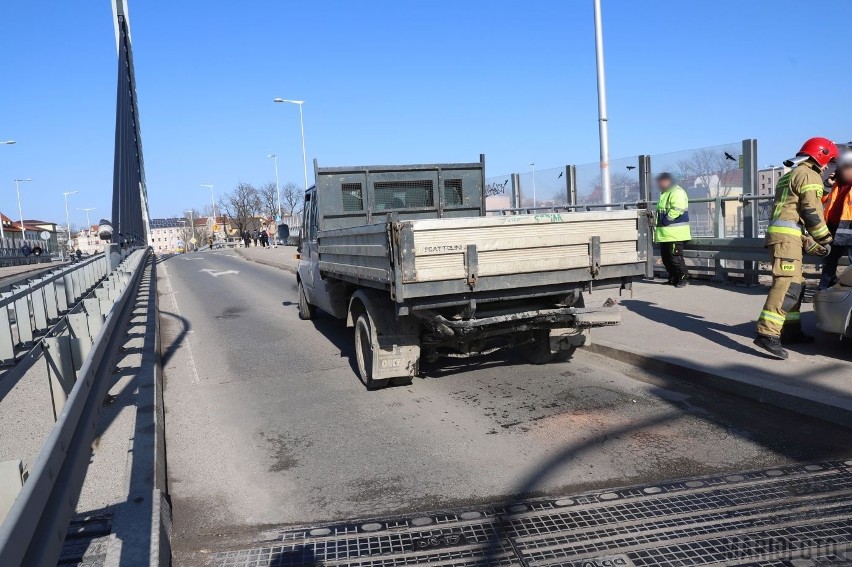 Zderzenie peugeota z fordem na wiadukcie w Opolu. Sprawca dostał mandat w wysokości 1020 zł