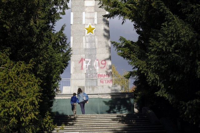 Od rozpoczęcia rosyjskiej agresji na Ukrainę pomnik na Cytadeli w Poznaniu stał się już wielokrotnie obiektem wyrażania sprzeciwu wobec działań Rosji i wsparcia dla Ukrainy. Teraz stało się to kolejny raz. Tym razem nieznani sprawcy pomalowali gwiazdę na obelisku - symbolizującą Armię Radziecką - na żółto. Zobacz zdjęcia --->