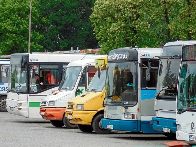 Wczoraj w bazie PKSiS Oświęcim przy ul. Chemików o godz. 13 stało siedem autobusów. Kierowcy mieli zakaz rozmowy z dziennikarzami. Po krótkiej wymianie zdań zostali wezwani do opuszczenia placu