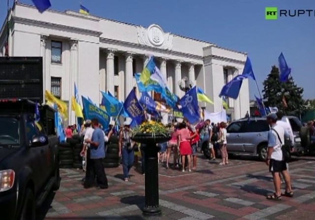 "Lustracja lub kastracja". Protest przed parlamentem w Kijowie