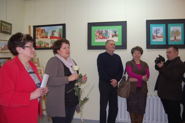 Elżbieta Leszczyńska (pierwsza z lewej) po raz drugi pokazała swoje prace w szubińskiej galerii Plama's. Do oglądania obrazów, które są bardzo szczególne, zachęcała gości Alina Gordon, dyrektor domu kultury w Szubinie (stoi obok autorki, z różą).