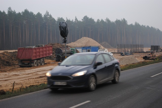 Kto zna drogę z Bydgoszczy do Koronowa - przez Niemcz - tego lata jej nie poznawał. Wycięto wzdłuż połacie lasów, by zbudować nową drogę, przyszłą obwodnicę Bydgoszczy. Roboty trwają w najlepsze. Bo nowa droga ma być gotowa w roku 2019. - Prace przebiegają zgodnie z harmonogramem - mówi Tomasz Okoński, rzecznik prasowy Generalnej Dyrekcji Dróg Krajowych i Autostrad w Bydgoszczy. Ale od połowy grudnia do marca - zimowe przestoje. Chyba że pogoda będzie sprzyjać drogowcom.  Widoczne ze starej trasy metalowe konstrukcje wskazują, że w tym miejscu - między Maksymilianowem a Bożenkowym - droga prowadzić będzie w stronę wiaduktu nad torami... Pogoda na dzień (11.12.2017) | KUJAWSKO-POMORSKIE