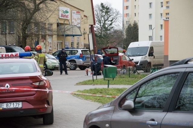 Policja ewakuowała mieszkańców domu przy ul. Okulickiego w Elblągu! W mieszkaniu 43-latka znaleziono m.in. narkotyki. ZDJĘCIA