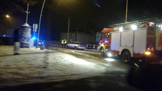 Samochód osobowy potrącił dwie osoby na przejściu dla pieszych przy ul. Hołdunowskiej w Lędzinach
