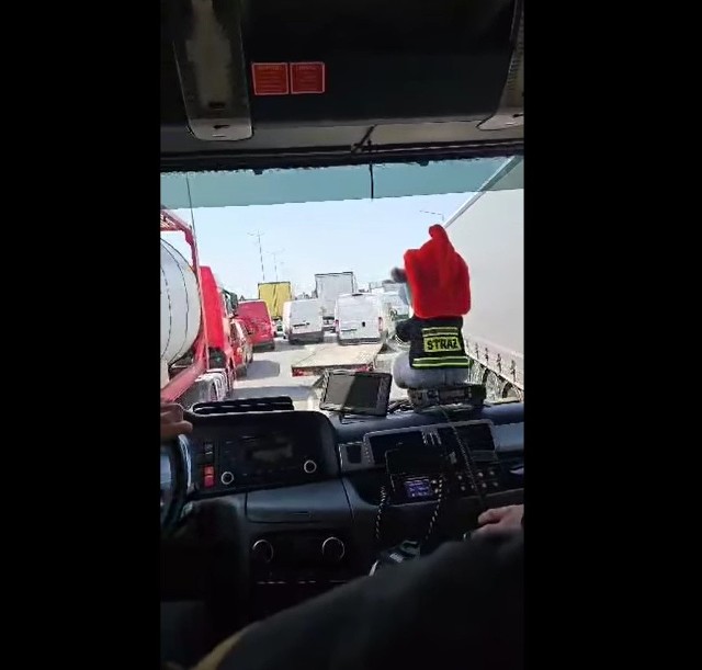 - Przedstawiamy, krótki filmik pokazujący dojazd do pożaru samochodu osobowego na autostradzie A2. Zostawiamy to bez komentarza - napisali w swoim poście strażacy.
