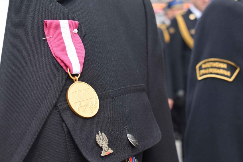 W trakcie uroczystości strażacy zostali odznaczeni medalami,...