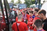 Kibice Wisły ruszyli spod stadionu na finał Pucharu Polski do Warszawy