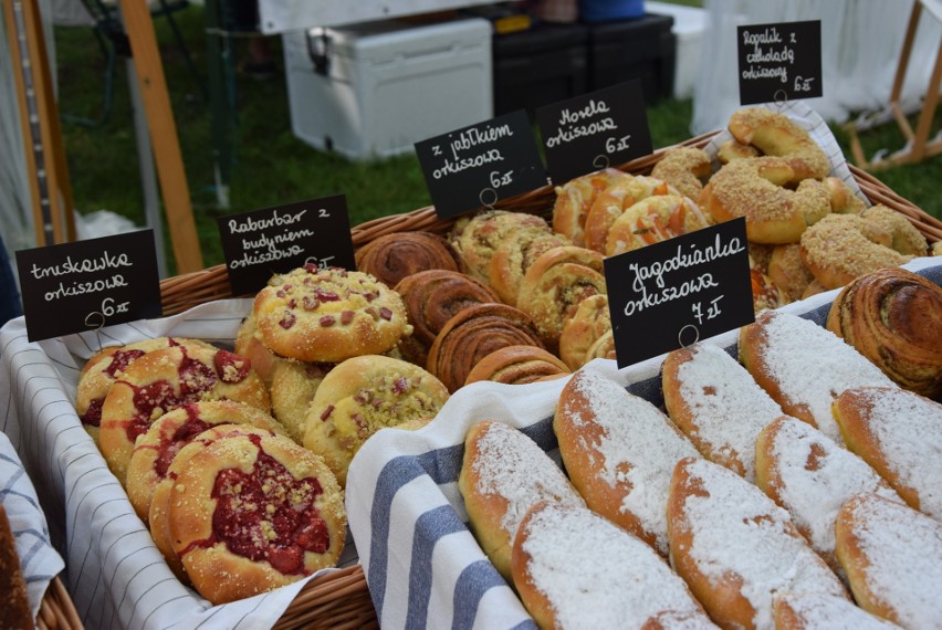 Wielki piknik w ogrodach Pałacu Branickich. Śniadanie...