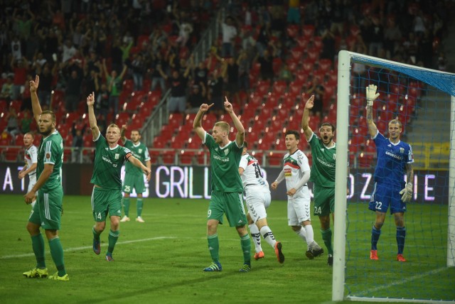 Piłkarze Olimpii (zielone stroje) liczą, że w Sosnowcu powalczą o pełną pulę z Zagłębiem