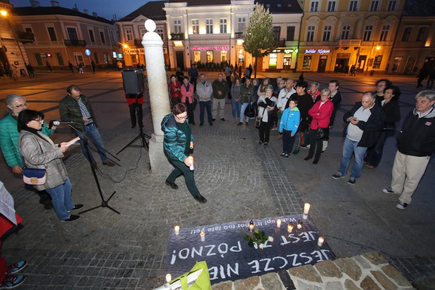 Akcja Komitetu Obrony Demokracji. W Kielcach zapłonęły znicze dla Piotra Szczęsnego. Mężczyzna dokonał samospalenia (ZDJĘCIA)