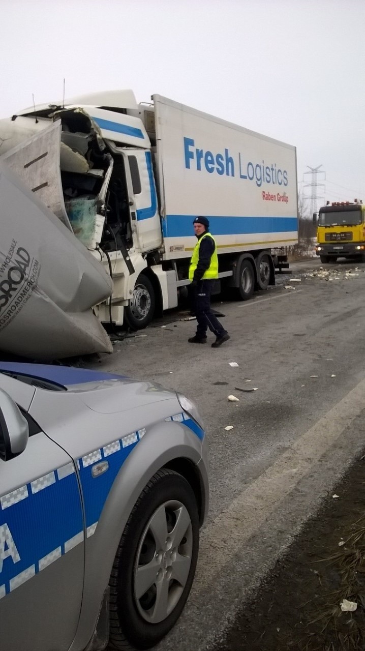 Wypadek na DK 1 koło Radomska. Ciężarówka zderzyła się z busem. Ranni [ZDJĘCIA]