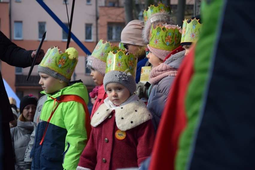 Orszak Trzech Króli 2020 Krzeszowice. Trzej Królowie wyszli z kościołów i ruszyli na Rynek, żeby wspólnie kolędować [ZDJĘCIA]