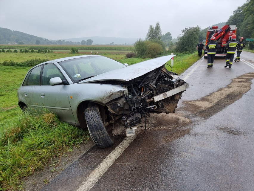 Wypadek w Ruszelczycach. Audi A3 wypadło z drogi na zakręcie. Pogotowie zabrało kierowcę do szpitala [ZDJĘCIA]