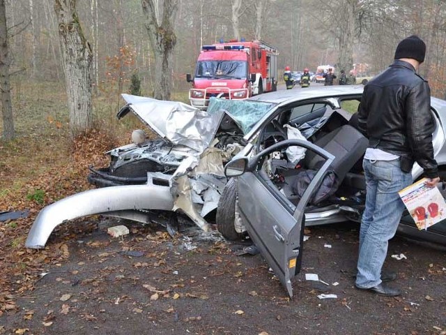 Roztrzaskany wrak skody na drodze przed Nadarzycami. 