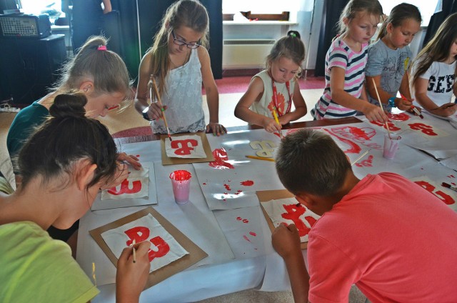 W Miejsko-Gminnym Ośrodku Kultury w Skaryszewie dzieci same wykonały oryginalne koszulki z powstańczą kotwicą.
