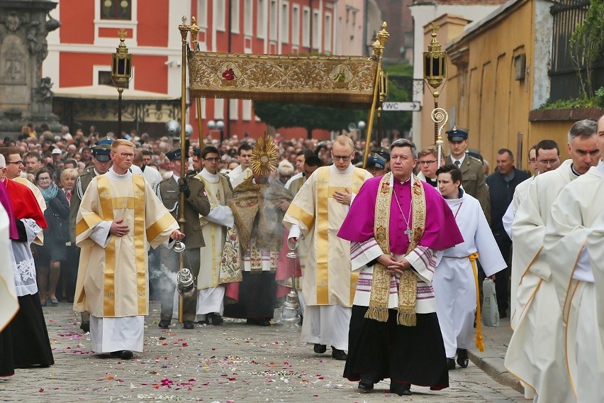 Procesja z okazji Bożego Ciała w centrum Wrocławia