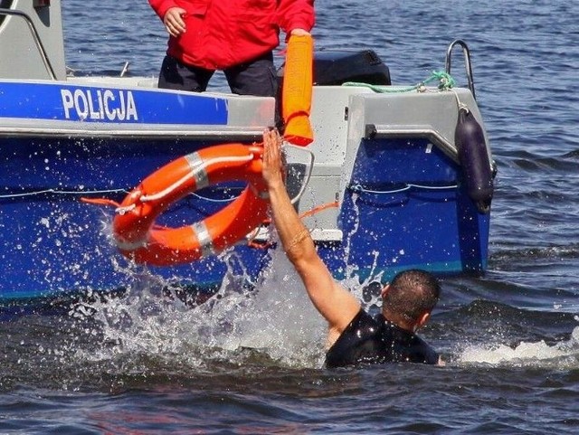 Policjanci ćwiczyli ratowanie tonącego między innymi za pomocą koła ratunkowego