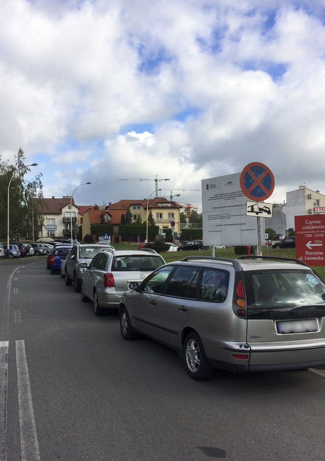 Parkując wzdłuż ulicy przed szpitalem kierowcy utrudniają ruch, m.in. karetkom pogotowia i autobusom MPK.