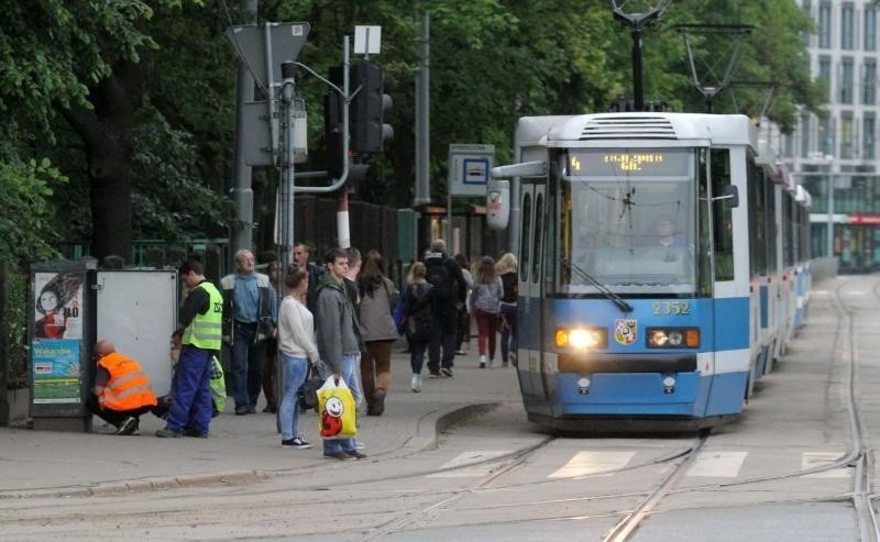 Wrocław: Jeden tramwaj wykoleił się dwa razy i sparaliżował przejazd (ZDJĘCIA)