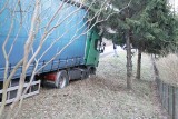 Wypadek koło Kwakowa. Osobówka i ciężarówka w rowie (zdjęcia) 