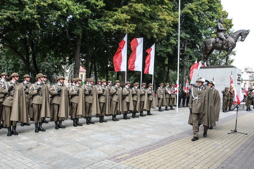 Święto Wojska Polskiego przed pomnikiem Józefa Piłsudskiego w Rzeszowie [ZDJĘCIA]