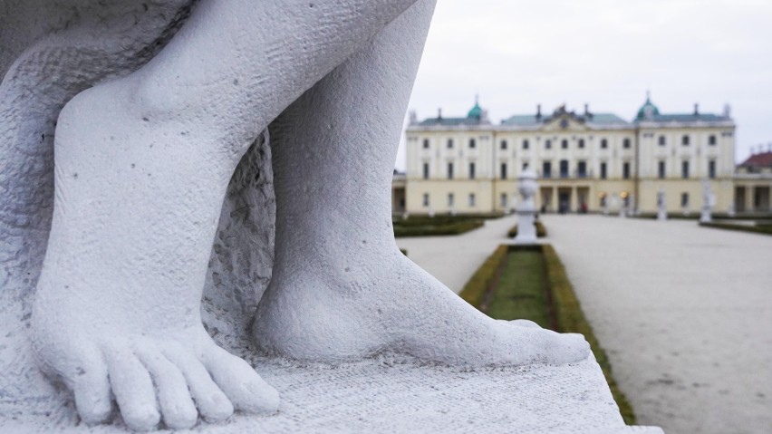 Rzeźby w ogrodzie Pałacu Branickich w Białymstoku