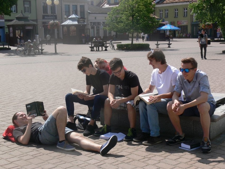 Uczniowie tarnobrzeskiego Hetmana promowali czytanie na Placu Głowackiego