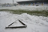 Śnieg sparaliżował PKO Ekstraklasę. Dwa przełożone mecze, kuriozalny błąd bramkarza Warty, śmierć kibica Widzewa