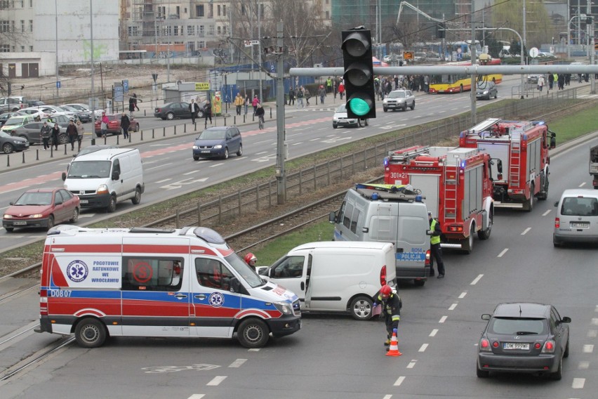 Wypadek na Legnickiej. Auta zablokowały torowisko