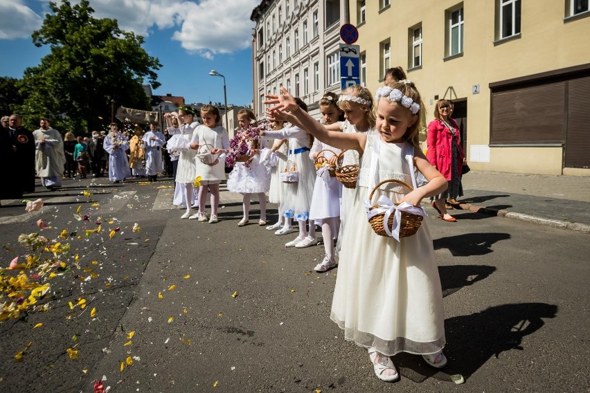 Boże Ciało: uroczysta procesja przeszła wokół kościoła pw....