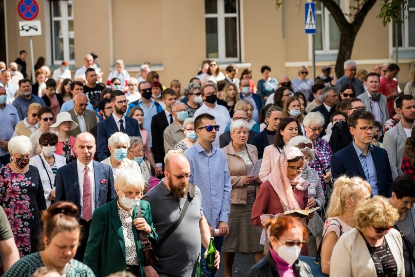 Boże Ciało: uroczysta procesja przeszła wokół kościoła pw....