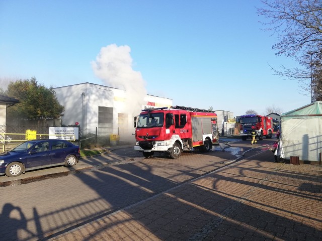 Koszalińska straż pożarna w sobotę rano została wezwana na ulicę Kamieniarską do pożaru budynku, w którym mieścił się m.in. sklep ze zniczami. W akcji brały udział trzy zastępy straży. Sytuacja została szybko opanowana. Nic nikomu się nie stało. Zobacz także: Koszalin: Pożar na ul. Podgórnej w Koszalinie