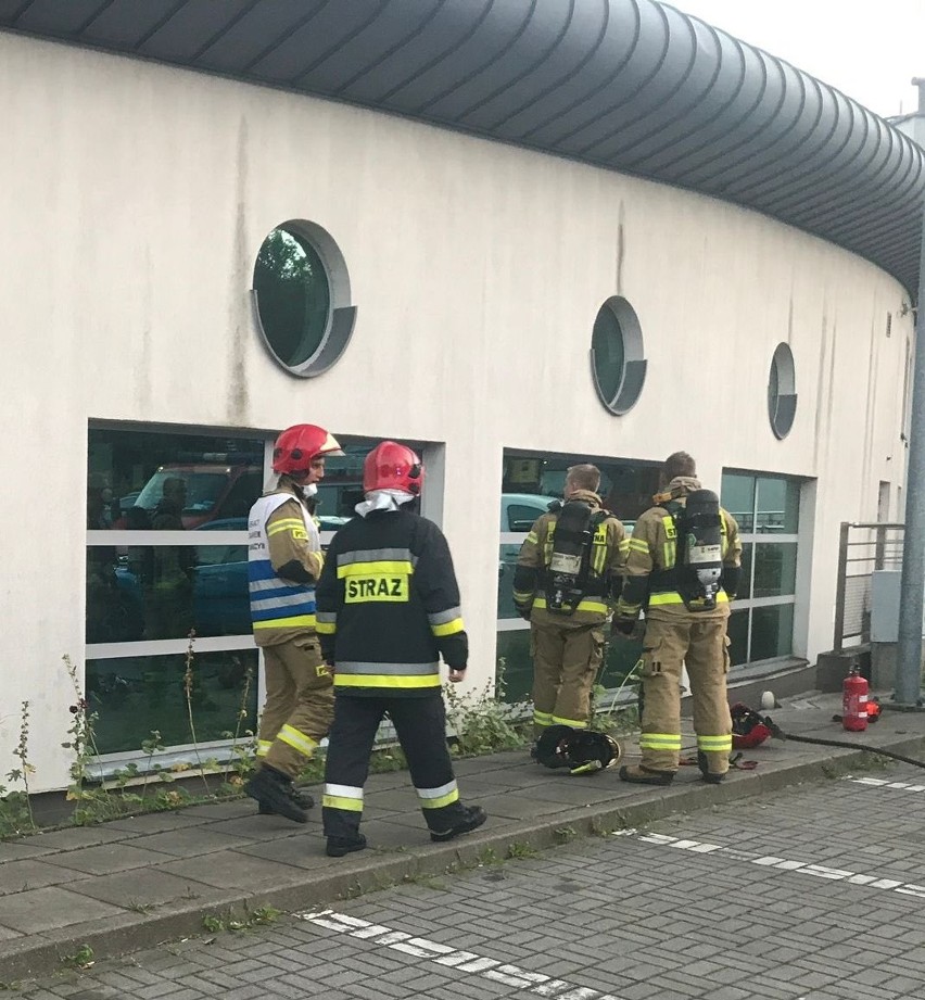 Sopot: Wieczorna ewakuacja aquaparku. W budynku pojawił się dym. Setka kąpiących się czekała na zewnątrz na koniec akcji strażaków