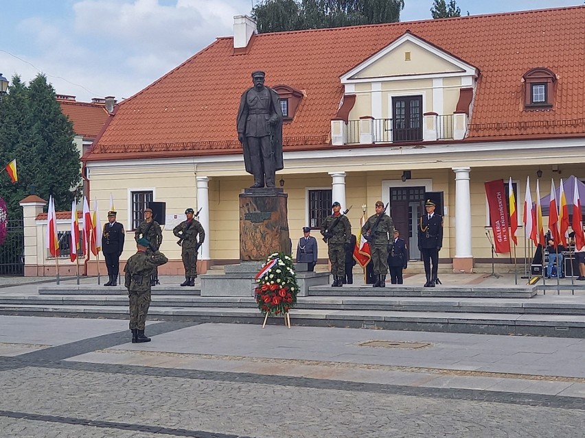 Obchody 102. rocznicy Bitwy Białostockiej. Pod pomnikiem Józefa Piłsudskiego odbyło się uroczyste złożenie kwiatów (zdjęcia)