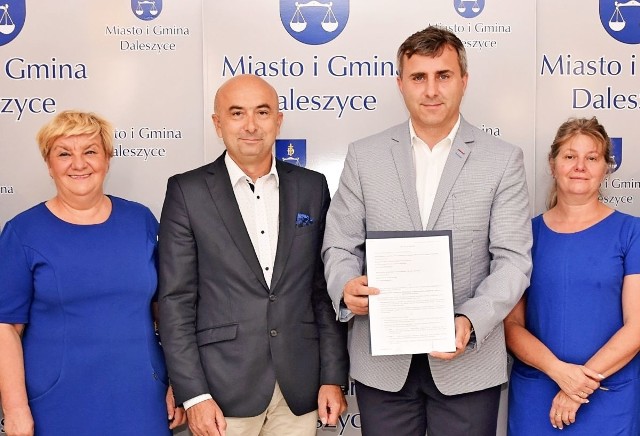 Gmina Daleszyce podpisała już umowę z wykonawcą inwestycji .-od lewej skarbnik Daleszyc Jadwiga Głozowska, Dariusz Gozdek, burmistrz Dariusz Meresiński, dyrektor szkoły Elżbieta Kasperek.
