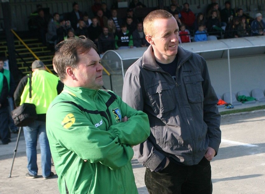 Trener Siarki Tomasz Tułacz (z lewej) oraz Stali Paweł...