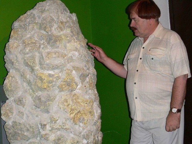 Wchodzących do muzeum "wita&#8221; znaleziona w Machowie bryła siarki. O losach ważącej 400 kilogramów bryły mówi Adam Wójcik, dyrektor Muzeum Historycznego Miasta Tarnobrzega.