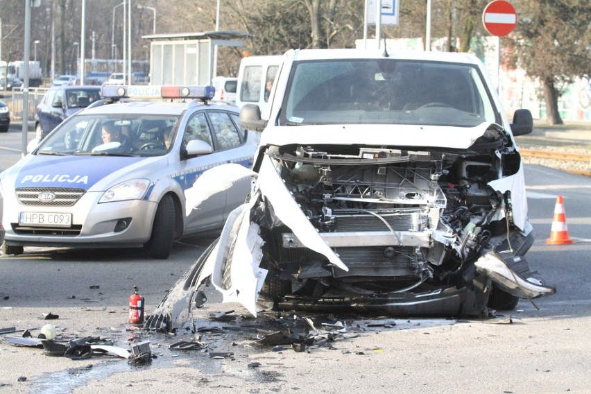 Wypadek na Ślężnej. Zderzyły się trzy samochody (ZDJĘCIA)