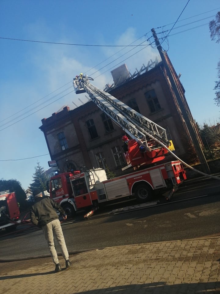 Pożar w Chociwlu. Płonęła stara szkoła przy ul. Dworcowej [ZDJĘCIA, WIDEO]